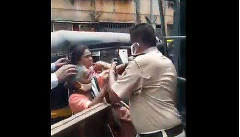 കോവിഡ് ബാധിത മേഖലയില്‍ പച്ചക്കറി വില്‍പ്പന; സ്ത്രീകളും പൊലീസുകാരും തമ്മില്‍ അടിപിടി (വീഡിയോ)