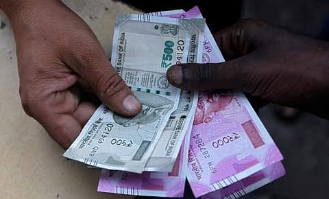 'സാലറി ചലഞ്ചു'മായി കേന്ദ്ര സർക്കാരും; ജീവനക്കാർ ഒരു ദിവസത്തെ ശമ്പളം തുടർച്ചയായി 12 മാസം നൽകണം