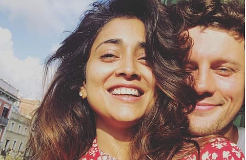 ലൈവിൽ വന്ന ശ്രിയ ശരണിന് അശ്ലീല കമന്റ്; ഭർത്താവിന്റെ മറുപടികേട്ട് ഞെട്ടി താരം; വിഡിയോ