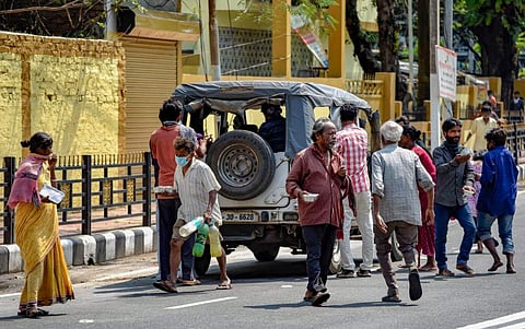 യാത്രാ, സമ്പര്‍ക്ക ചരിത്രമില്ലാത്തവര്‍ക്കും കോവിഡ്; സമൂഹവ്യാപനത്തിന്റെ സൂചന; ലോക്ക്ഡൗണ്‍ ഇളവില്‍ ജനം പുറത്തിറങ്ങും; മുന്നറിയിപ്പുമായി വിദഗ്ധര്‍