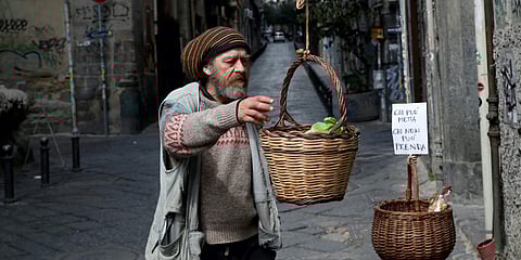 മഹാമാരിയിൽ വിറങ്ങലിച്ച് നിൽക്കുമ്പോഴും കരുതൽ; ബാൽക്കണിയിൽ ഭക്ഷണ കൊട്ടകളുമായി ഇറ്റാലിയൻ ജനത