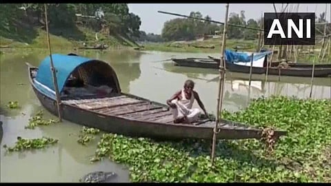 ഗ്രാമത്തിലേക്ക് കടക്കരുതെന്ന് മുന്നറിയിപ്പ്; വയോധികന്‍ പുഴക്കരയിലെ തോണിയില്‍ ക്വാറന്റൈനില്‍!