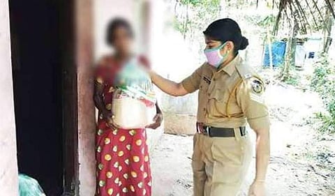 വ്യാജവാറ്റു കേസില്‍ അച്ഛനും മകനും അറസ്റ്റിലായി ; നിരാലംബമായ കുടുംബത്തിന്റെ സംരക്ഷണം ഏറ്റെടുത്ത് പൊലീസുകാര്‍