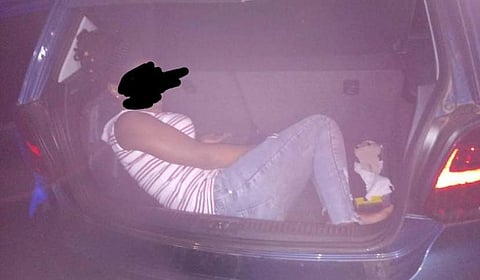 ലോക്ക്ഡൗണില്‍ കാറിന്റെ ഡിക്കിയില്‍ കാമുകി; കൈയോടെ പിടികൂടി പൊലീസ്