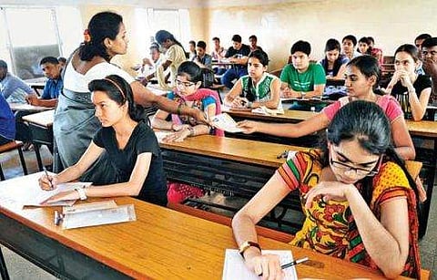 സർവകലാശാല പരീക്ഷകൾ മെയ് 11 മുതൽ വേണ്ട; കാത്തിരിക്കൂ എന്ന് സർക്കാർ