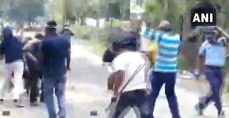 റേഷന്‍ വിതരണത്തില്‍ ക്രമക്കേട്, പ്രകോപിതരായ ജനക്കൂട്ടം വഴി തടഞ്ഞു; പൊലീസുമായി ഏറ്റുമുട്ടല്‍ ( വീഡിയോ)