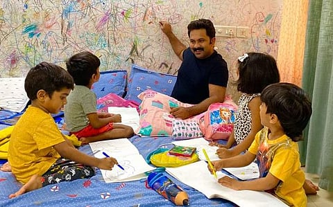 'ദേ ഇങ്ങനെയാണ് പടം വരക്കേണ്ടത്'; ‌‌ചുമരിൽ കുത്തിവരച്ച് അജു വർ​ഗീസ്; വൈറലായി ചിത്രം