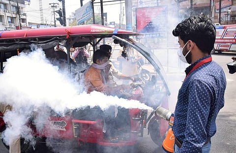 കോവിഡ് രോഗികളുടെ ഭക്ഷണാവശിഷ്ടങ്ങള്‍ രണ്ട് മീറ്റര്‍ ആഴത്തില്‍ കുഴിച്ചിടണം;  ചുണ്ണാമ്പിട്ടശേഷം മണ്ണിട്ട് മുടണം; മാര്‍ഗരേഖ