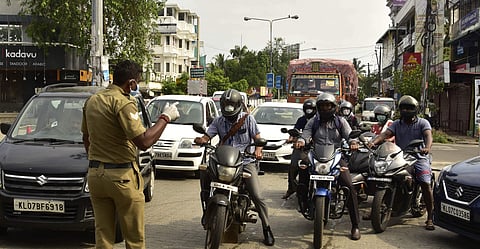 16 അടി ഉയരവും 13 അടി വീതിയും എട്ടടി നീളവും; കര്‍ണാടക അതിര്‍ത്തിയില്‍ അണുനാശിനി ഇടനാഴി സ്ഥാപിച്ച് മോട്ടോര്‍ വാഹന വകുപ്പ്