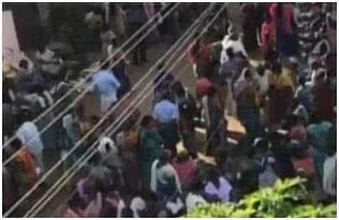 സര്‍ക്കാര്‍ നിര്‍ദേശങ്ങള്‍ കാറ്റില്‍പറത്തി; പുതിയതുറ മാര്‍ക്കറ്റില്‍ വന്‍ ജനത്തിരക്ക്