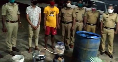 യൂട്യൂബ് വഴി വ്യാജവാറ്റ് പഠിച്ചു; വാറ്റിത്തുടങ്ങി മണിക്കൂറുകള്‍ക്കകം പിടിവീണു