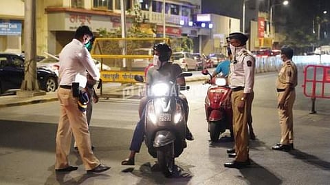 വീട്ടിൽനിന്നു രണ്ട് കിലോമീറ്ററിനപ്പുറം യാത്ര വേണ്ട, മുംബൈയിൽ നിയന്ത്രണങ്ങൾ കടുപ്പിക്കുന്നു