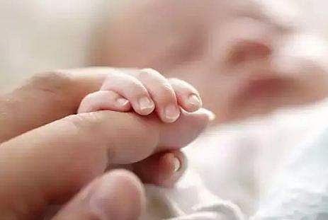 വാഹനം ലഭിച്ചില്ല; സ്വന്തം കാറിൽ ആശുപത്രിയിലെത്തിച്ച പൊലീസുകാരന്റെ പേര് കുഞ്ഞിന് നൽകി മാതാപിതാക്കൾ