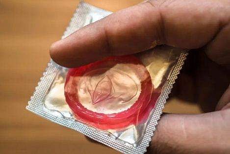 ലോക്ക്ഡൗൺ ജനസംഖ്യാ വർധനവിന് കാരണമാകും? ​​ഗർഭ നിരോധന ഉറകൾ വിതരണം ചെയ്ത് ജില്ലാ ഭരണകൂടം