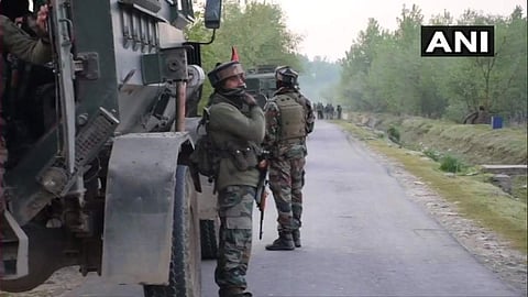 പുൽവാമയിൽ ഏറ്റുമുട്ടൽ; രണ്ട് തീവ്രവാദികളേയും സഹായിയേയും സൈന്യം വധിച്ചു