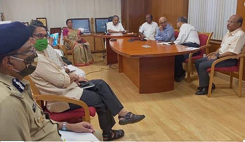 സംസ്ഥാനത്ത് കോവിഡ് ടെസ്റ്റുകളുടെ എണ്ണം കൂട്ടും; വനപാതകളില്‍ അടക്കം കര്‍ശന പരിശോധന, പ്രവാസികള്‍ക്ക് പ്രത്യേക സംവിധാനം ഒരുക്കാന്‍ മുഖ്യമന്ത്രിയുടെ നിര്‍ദേശം