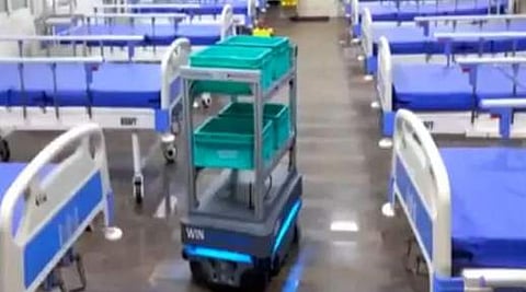 പരിചരിക്കാൻ നഴ്സുമാരെത്തില്ല ; കോവിഡ് രോ​ഗികൾക്ക് മരുന്നും ഭക്ഷണവും നൽകാൻ റോബോട്ടുകൾ ! ( വീഡിയോ)