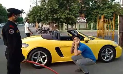 ലോക്ക്ഡൗണ്‍ ലംഘിച്ച് 'പോര്‍ഷെ' കാറില്‍ നഗരം ചുറ്റാനിറങ്ങി ; ചെന്നുപെട്ടത് പൊലീസ് വലയില്‍, ശിക്ഷ ഏത്തമിടല്‍ ( വീഡിയോ)