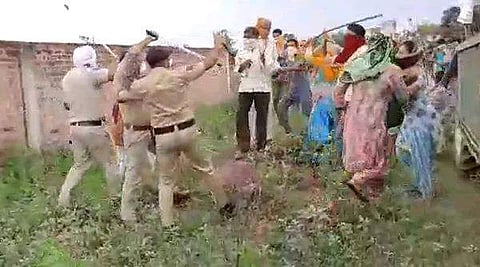 കോവിഡ് ബാധിതയെന്ന് സംശയം, ശവസംസ്കാര ചടങ്ങ് തടഞ്ഞു, നാട്ടുകാരുമായി ഏറ്റുമുട്ടൽ, കല്ലേറ്; ആകാശത്തേയ്ക്ക് വെടിവെച്ച് പൊലീസ് ( വീഡിയോ)