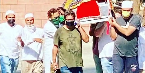 'മഹാനടൻ' ഇനി ഓർമ; നിയന്ത്രണങ്ങള്‍  പാലിച്ച് ഇർഫാൻ ഖാന്റെ മൃതദേഹം കബറടക്കി