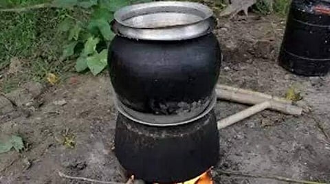 ആമയേയും തേരട്ടയേയും ഇട്ട് വാറ്റി; വീര്യത്തിന് പാമ്പും തവളയും ഉടുമ്പും; ഒടുലില്‍ 'ചീരാപ്പി' കുടുങ്ങി