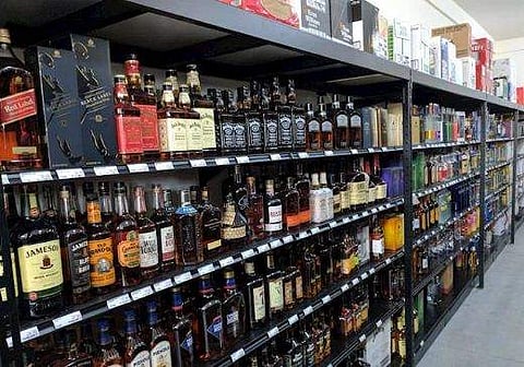 ഒരു ലക്ഷം രൂപയുടെ മദ്യം മോഷ്ടിച്ചു; തെളിവില്ലാതിരിക്കാൻ സിസിടിവി പൊക്കി; അടുത്ത കടയിൽ നിന്ന് സി​ഗരറ്റും അടിച്ചുമാറ്റി മോഷ്ടാക്കൾ!