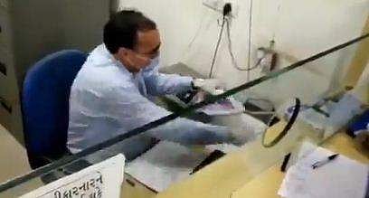 കൊറോണ വൈറസിനെ 'തേച്ച്' ബാങ്ക് ഉദ്യോ​ഗസ്ഥൻ; വീഡിയോ വൈറൽ