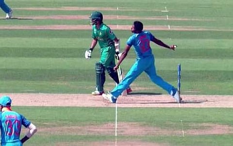 ബൂമ്രയുടെ നോബോളിനെ കുത്തി കോവിഡ്‌ ഉപദേശവുമായി പാക്‌ ടീം; വായടപ്പിച്ച്‌ ഇന്ത്യന്‍ ആരാധകര്‍