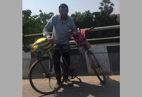 'മരിക്കുന്നതിന് മുൻപ് അച്ഛനെ ഒരു നോക്ക് കാണണം'; യുവാവ് സൈക്കിൾ ചവിട്ടിയത് 2100 കിലോമീറ്റർ