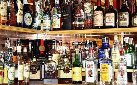 കൺസ്യൂമർഫെഡ് ഔട്ട്‌ലെറ്റില്‍ നിന്ന് മദ്യം കടത്തി കരിഞ്ചന്തയ്ക്ക് വിറ്റു; ജീവനക്കാരൻ അറസ്റ്റിൽ; മാനേജരുൾപ്പെടെ ആറ് പേർക്ക് സസ്പെൻഷൻ