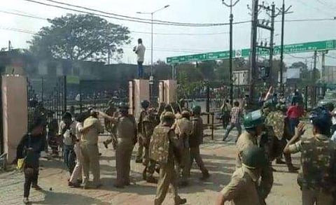 ലോക്ക്ഡൗൺ ലംഘിച്ചു; ചോ​ദ്യം ചെയ്ത പൊലീസിന് നേരെ കല്ലെറിഞ്ഞ് യുവാക്കളുടെ സംഘം; ലാത്തിച്ചാർജ്