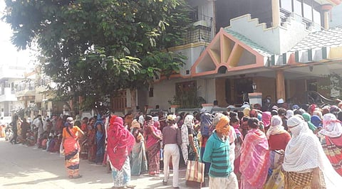 പിറന്നാള്‍ ദിനത്തില്‍ റേഷന്‍ വിതരണം ചെയ്യുന്നുവെന്ന് പ്രചാരണം; ബിജെപി എംഎല്‍എയുടെ വീടിന് മുന്നില്‍ തടിച്ചുകൂടി ജനം, കേസ്