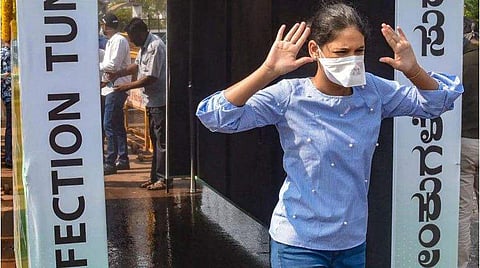 ഇ​ന്ത്യ​യി​ൽ ചിലയിടത്ത് കൊ​റോ​ണ വൈ​റ​സ് ബാ​ധ സ​മൂ​ഹ​വ്യാ​പ​ന​ ഘട്ടത്തി​ലേ​ക്ക് ക​ട​ന്നു : എ​യിം​സ് ഡ​യ​റ​ക്ടറുടെ മുന്നറിയിപ്പ്