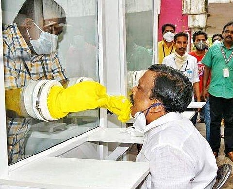 കോവിഡ് സ്ഥിരീകരിക്കാനുള്ള സാമ്പിള്‍ നല്‍കാന്‍ ഇനി ആശുപത്രിയിലെത്തേണ്ട ; 'വാക്ക് ഇന്‍ സാമ്പിള്‍ കിയോസ്‌ക്കു'മായി എറണാകുളം മെഡിക്കല്‍ കോളജ് 