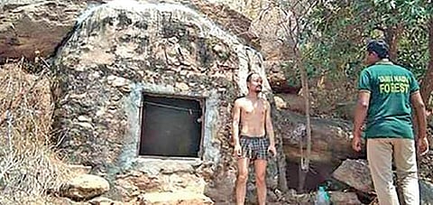 പത്ത് ദിവസമായി താമസം ​ഗുഹയിൽ, ചൈനക്കാരൻ പിടിയിൽ