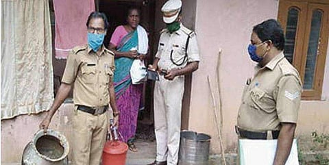 വീടിന്റെ അടുക്കളയില്‍ ചാരായം വാറ്റ് ;  എക്‌സൈസ് റെയ്ഡില്‍ അമ്മ കുടുങ്ങി ; മകന്‍ ഓടി രക്ഷപ്പെട്ടു ; പിടികൂടിയത് മൂന്നുലിറ്റര്‍ ചാരായം