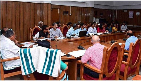 കോവിഡിനെ ചെറുക്കാന്‍ കേരളത്തിന്റെ 'വാര്‍ റൂം' ; കരുതലും ജാഗ്രതയുമായി മുഖ്യമന്ത്രി ; സൂക്ഷ്മനിരീക്ഷണം