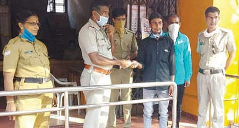 'ഈ കരുതലിന് കിട്ടിയ പ്രതിഫലം'; മുഖ്യമന്ത്രിയുടെ ദുരിതാശ്വാസ നിധിയിലേക്ക് 5000 രൂപ നൽകി അന്യസംസ്ഥാന തൊഴിലാളികൾ