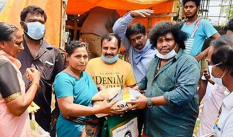 വിവാഹ റിസ്പഷന് പകരം സഹായം; സിനിമയിലെ ദിവസ വേതനക്കാര്‍ക്ക് 1250 ചാക്ക് അരി വിതരണം ചെയ്ത് നടൻ