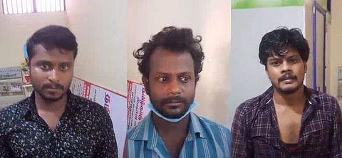 മകളുടെ മുന്നിലിട്ട് പിതാവിനെ വെട്ടിക്കൊലപ്പെടുത്തി; തല വെട്ടിയെടുത്ത് വടിവാളിൽ കോർത്ത് പൊലീസ് സ്റ്റേഷനിൽ 