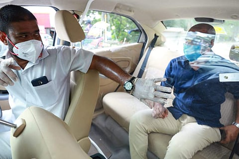 ടാക്‌സിയില്‍ സുരക്ഷിത യാത്ര; ഫൈബര്‍ ക്ലിയര്‍ ഗ്ലാസ്സ് ഉപയോഗിച്ച് ഡ്രൈവര്‍ സീറ്റിനെയും പിന്‍ സീറ്റിനെയും വേര്‍തിരിക്കും; പുതിയ സംവിധാനവുമായി ജില്ലാ ഭരണകൂടം