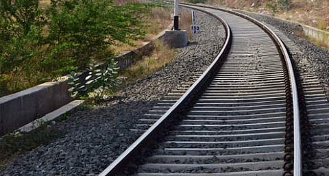 ട്രാക്കിൽ തുറിച്ചു നോക്കി മറ്റൊരു ദുരന്തം; 100 മീറ്റർ ഇപ്പുറത്ത് ട്രെയിൻ നിർത്തി ലോക്കോ പൈലറ്റ്; കുടിയേറ്റ തൊഴിലാളികൾക്ക് പുതു ജീവൻ