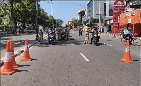 ഇന്ന് സമ്പൂർണ്ണ ലോക്ക്ഡൗൺ ; വാഹനങ്ങൾ പുറത്തിറക്കരുത് ; തുറക്കാവുന്ന സ്ഥാപനങ്ങൾ ഇവയെല്ലാം