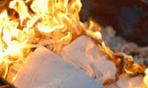 മൂല്യനിർണയത്തിനായി അധ്യാപിക വീട്ടിൽ കൊണ്ടുവന്ന ഉത്തരക്കടലാസുകൾ കത്തിനശിച്ചു; 38 പേർക്ക് പുനഃപരീക്ഷ?  