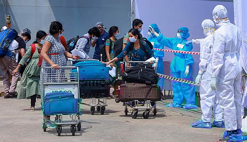 പത്ത് ദിവസം പനിയില്ലെന്ന് ഉറപ്പാക്കണം; ഹോം ഐസൊലേഷൻ കഴിഞ്ഞാൽ പരിശോധന വേണ്ട ; പുതിയ മാർ​ഗനിർദേശം പുറത്തിറക്കി കേന്ദ്ര ആരോ​ഗ്യമന്ത്രാലയം
