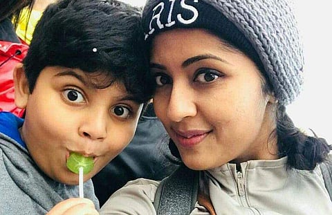 അമ്മയ്ക്കായി ചപ്പാത്തിയും മുട്ടക്കറിയുമുണ്ടാക്കി, സർപ്രൈസായി കാൻഡിൽ ലൈറ്റ് ഡിന്നറും; സായിക്ക് സ്നേഹചുംബനം നൽകി നവ്യ