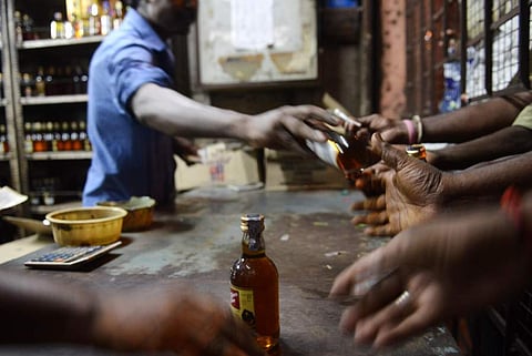 ബാറുകളിലൂടെയും ബിയര്‍ പാര്‍ലറുകളിലൂടെയും പാഴ്‌സല്‍  പരിഗണനയില്‍ ; ഓണ്‍ലൈന്‍ വഴി മദ്യം ; മൊബൈല്‍ ആപ്പില്‍ തീരുമാനം ഉടന്‍