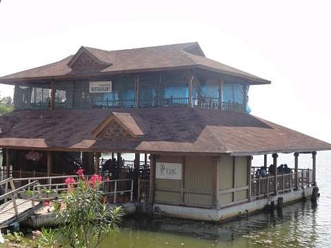 കനത്ത മഴയിൽ വേളിയിലെ കെ ടി ഡി സി ഫ്ലോട്ടിങ് റസ്‌റ്റോറന്റ് മുങ്ങി