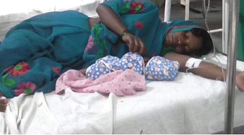 നാട്ടിലേക്കുള്ള മടക്കയാത്രയില്‍ വഴിയരികില്‍ പ്രസവിച്ചു; ചോരക്കുഞ്ഞുമായി യുവതി നടന്നത് 150 കിലോമീറ്റര്‍