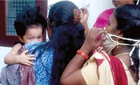 കാറിന്റെ ഡിക്കിയ്ക്കുള്ളില്‍ 'ലോക്കായി' ഒരു വയസ്സുകാരി ; പരിഭ്രമിച്ച് വീട്ടുകാരും നാട്ടുകാരും ; ഒടുവില്‍ പുതുജീവന്‍